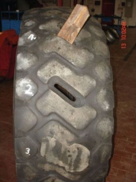 Bild eines Reifens mit einem extremen Laufflächendurchschlag