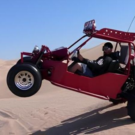 Ein rotes Wüstenfahrzeug in der Wüste