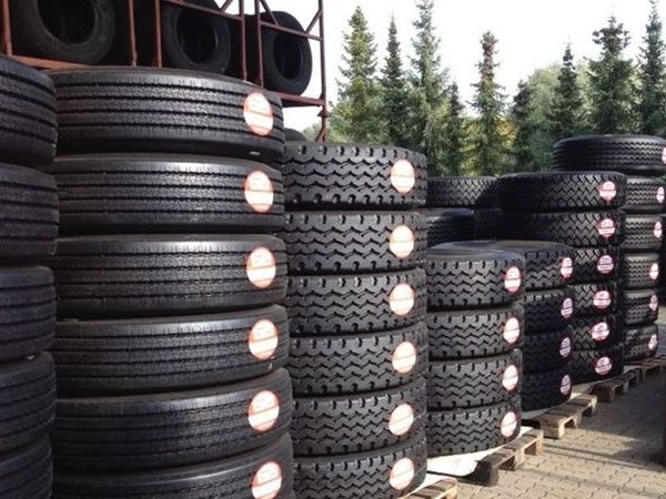 Runderneuerte Reifen gestapelt für den Export