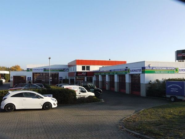 Unternehmen von Außen mit neuer Außenwerbung