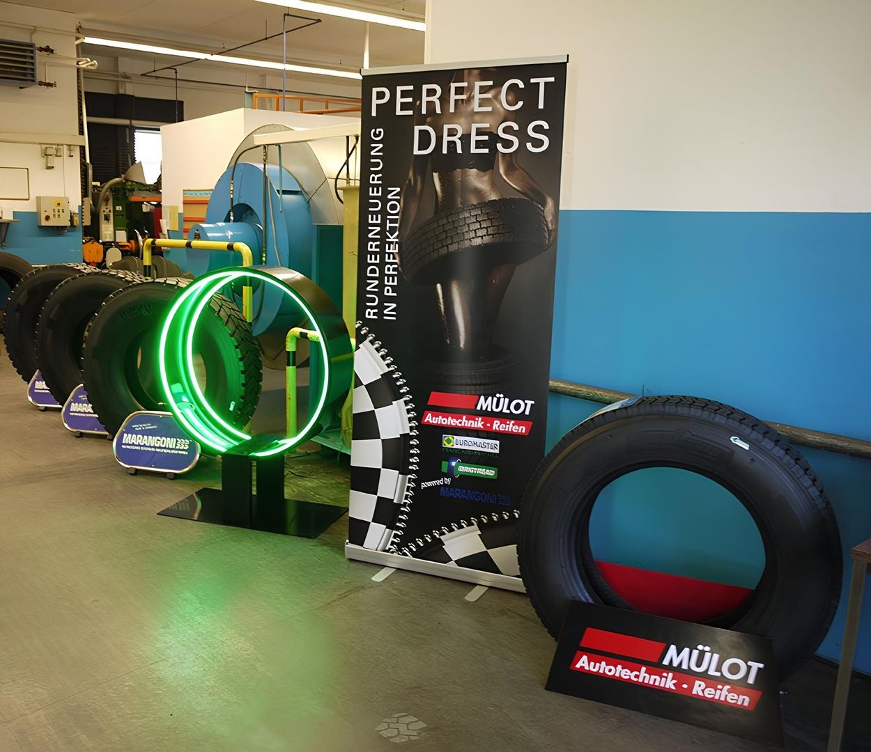 Innenbereich der Firma Mülot Autotechnik Reifen mit Werbeschildern