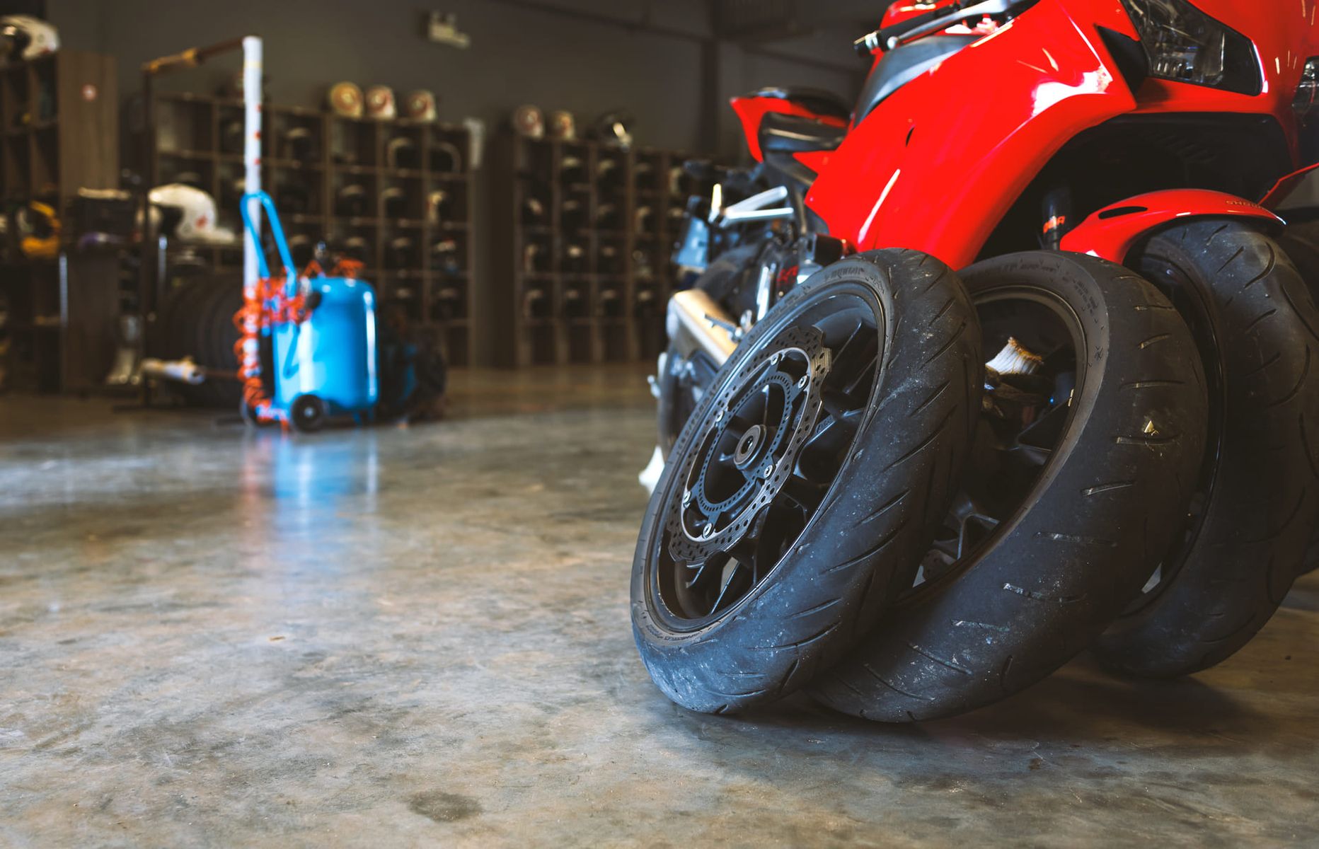 Ein rotes Motorrad mit Reifen in einer Werkstatt