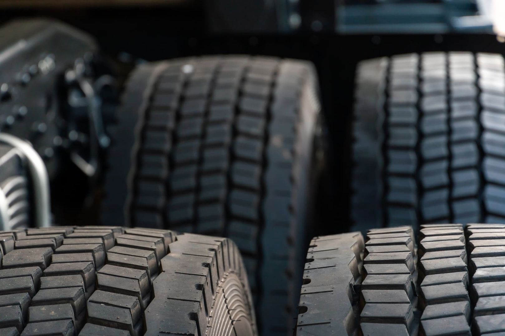 LKW-Reifen stehen nebeneinander in Nahaufnahme