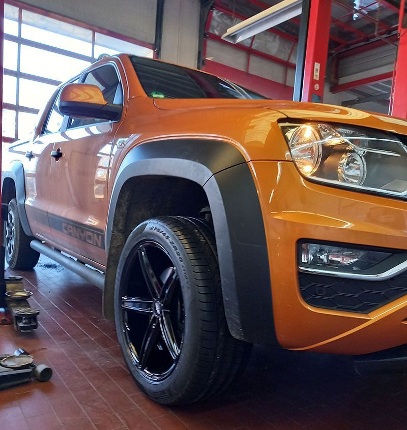 Ein orangener Ford in der Werkstatt