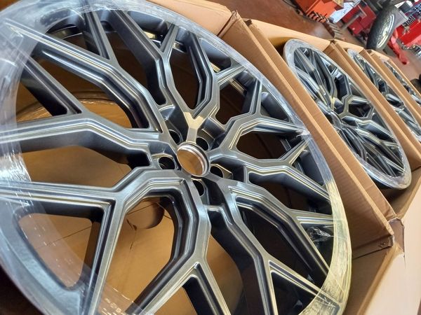 Neue Felgen in der Verpackung in der Werkstatt